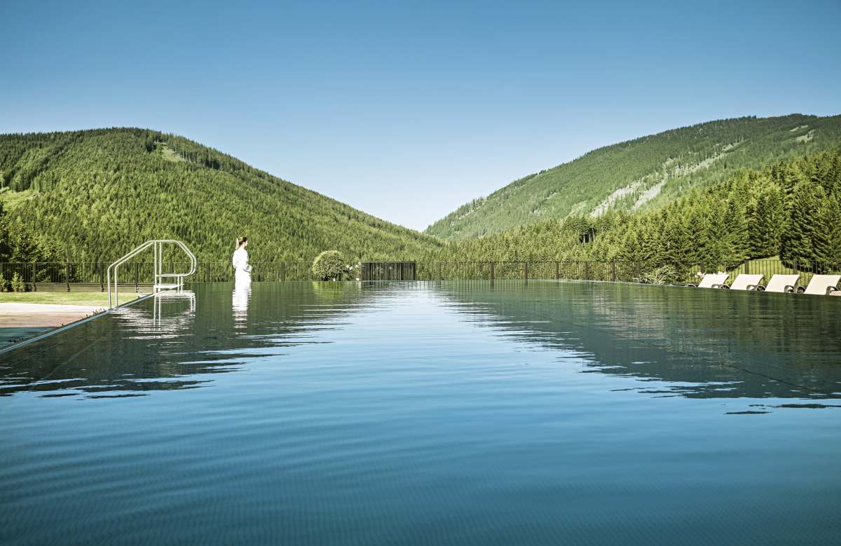Infinity Pool Sommer c Almwellness Hotel Pierer Harald Eisenberger reduce - Almwellness Hotel Pierer