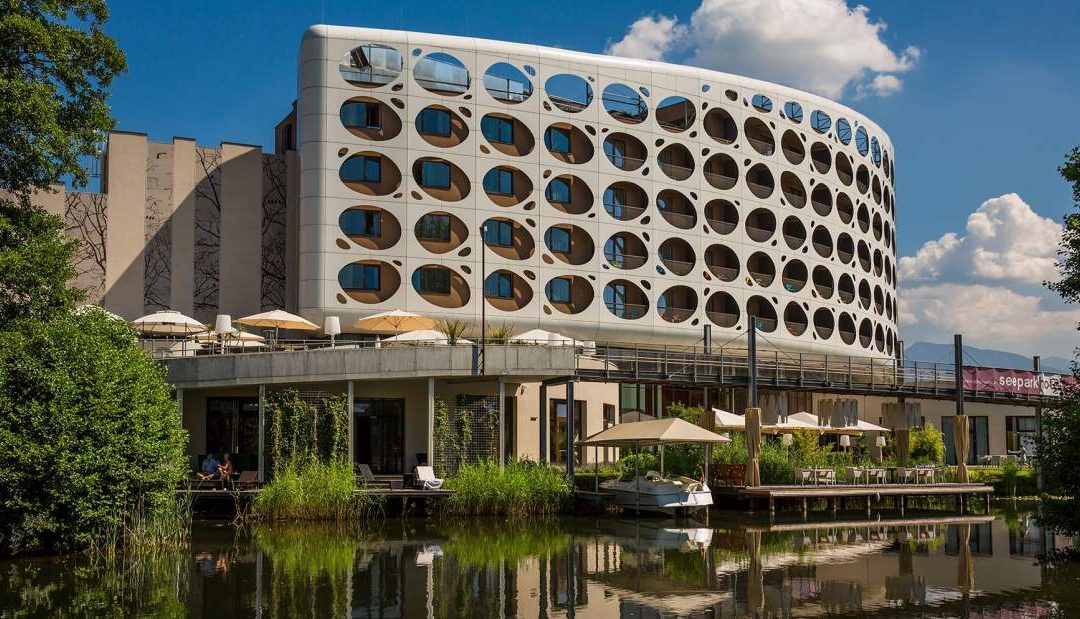Partner Seepark Außen Fassade mit Spiegel im Wasser avida.at neu 1080x619 - Partner