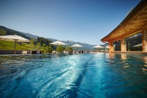 Gewinnspiel 10 km Holzhotel Forsthofalm SkySpa Dachterrasse mit rooftop pool 3 300x200 - Gewinnspiel 10 km