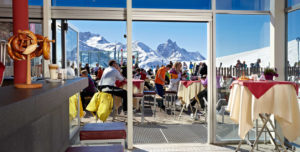 ein schnapserl in der patteriol bar c arlberger bergbahnen ski arlberg 300x152 - ein_schnapserl_in_der_patteriol_bar_c_arlberger_bergbahnen_ski_arlberg