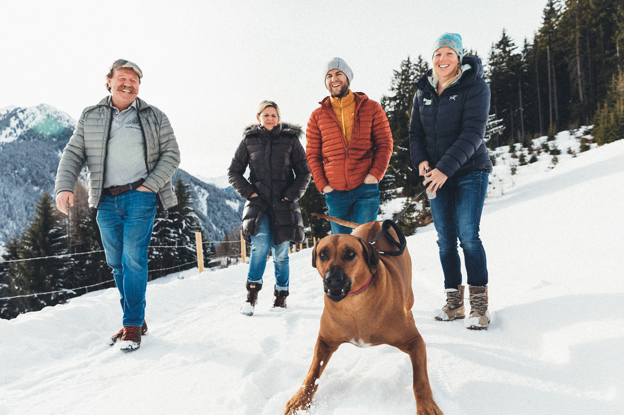 Familie Tipotsch im Schnee - Tirolerhof Tux: einzigartig & radikal modern