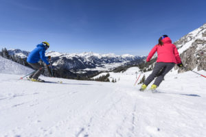skifahrer nutzen die tollen pisten hotel bergblick 300x200 - Grän