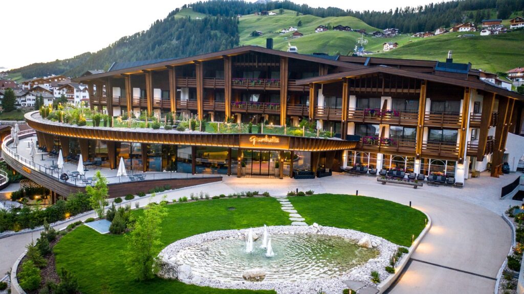 aussenansicht des hotels im sommer hotel granbaita dolomites 1024x575 - Bike – Hike – Enjoy: Aktiv in den Dolomiten