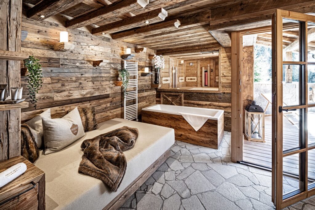 relaxbereich mit freistehender badewanne in der kuschel luxury lodge prechtlgut 1024x682 - Bauernherbst-Genusszeit im Prechtlgut-Chalet