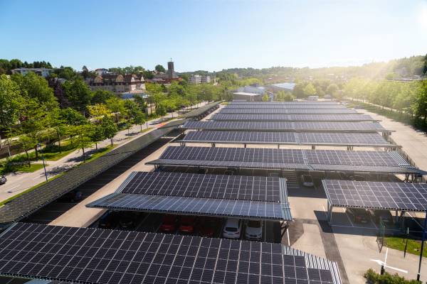Solarpark reduce - Eröffnung Eurothermen Solarpark Oberösterreichs größte PV-Parkplatzanlage geht ans Netz.