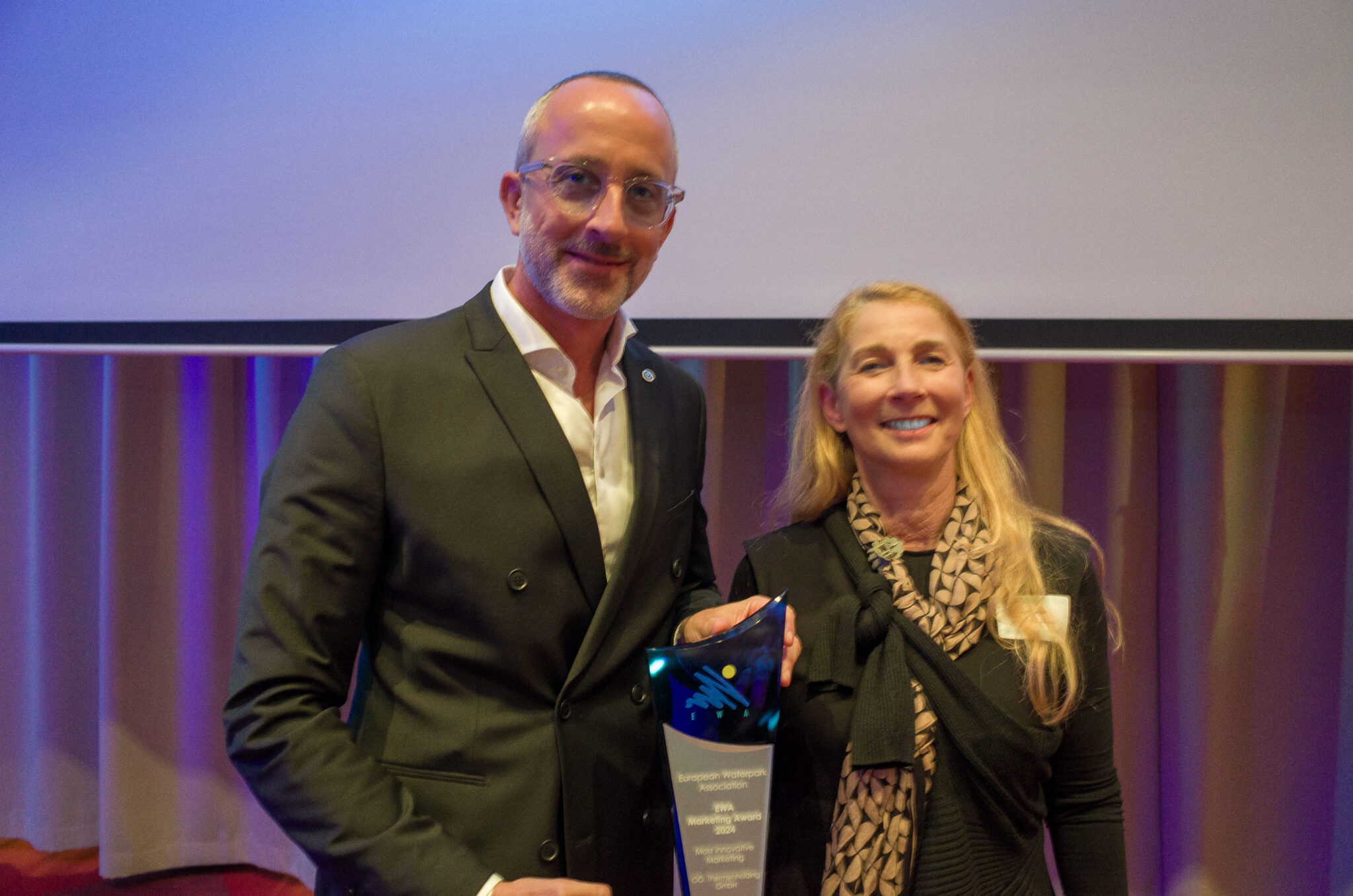 Patrick Hochhauser GF Eurothermen und Jutta Kleiber EWA Praesidentin scaled - Eurothermen gewinnen EWA Marketing Award 2024