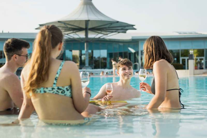 Start der Sommersaison im Thermenresort Laa 03 Beliebtes Sommer Event Pool Wine © Thermenresort Laa Pflanzl Media reduce - Start der Sommersaison im Thermenresort Laa