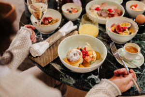 In Room Dining Silent Villas Copyright Thermenresort Laa Pflanzl Media 300x200 - In Room Dining Silent Villas Copyright Thermenresort Laa_Pflanzl Media