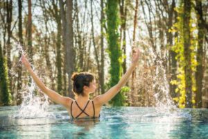 Frau im Pool Retter Bio Natur Resort reduce 300x200 - Frau-im-Pool_Retter-Bio-Natur-Resort reduce