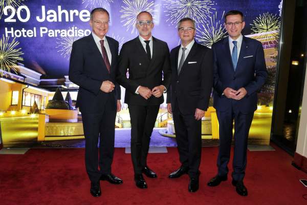 c Eurothermen LH T. Stelzer GF P. Hochhauser Hoteldirektor R. Vaupel LR M. Achleitner reduce - 20 Jahre Hotel Paradiso – Eurothermen feiern  Erfolgsgeschichte in Bad Schallerbach