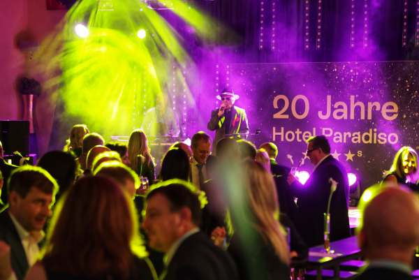 c Eurothermen Showact Aldo Celentano reduce - 20 Jahre Hotel Paradiso – Eurothermen feiern  Erfolgsgeschichte in Bad Schallerbach