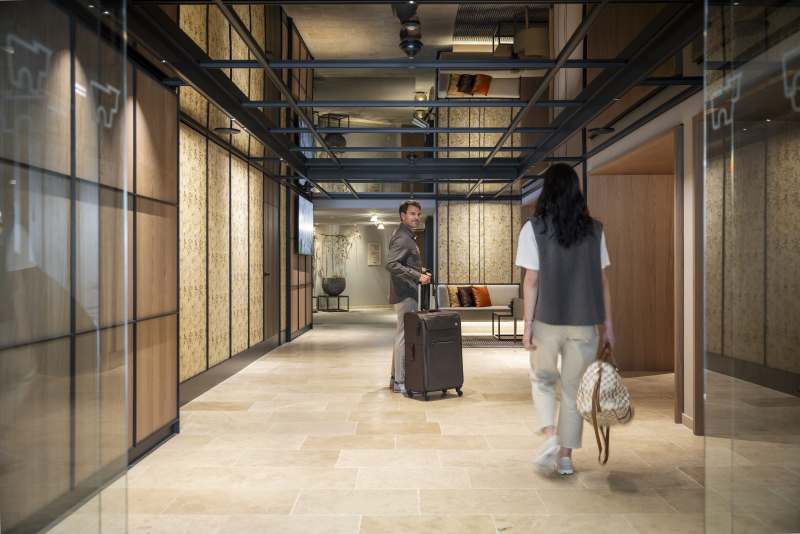 Eingangsbereich Lobby c Harald Eisenberger reduce - PIERER Almwellness - Vom Wellnesshotel zur ganzheitlichen Gesundheits- und Genussdestination