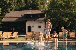 Familie Pool Herbst cnaturelhotels reduce 300x198 - Familie Pool Herbst (c)naturelhotels reduce