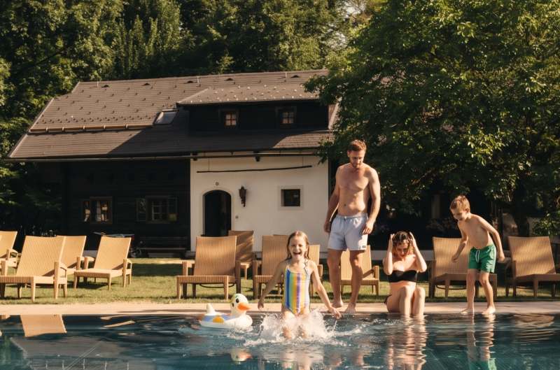 Familie Pool Herbst cnaturelhotels reduce - Gewinnspiel