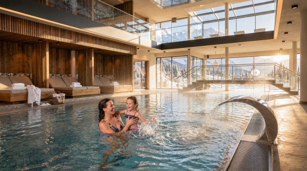 3. Indoor Pool &copy; KI generiertes Rendering reduce - H&ouml;flehner Naturresort - Ein neues Kapitel beginnt &ndash; zwei einzigartige Urlaubswelten unter einem Dach